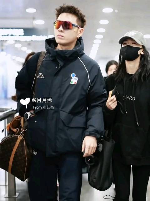 吴谨言洪尧一起现身机场，看起来很般配