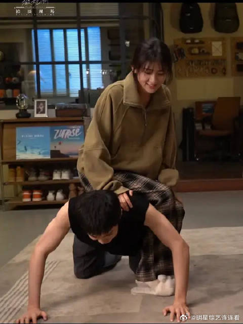 来看看阿瓒的单手抱是怎样炼成的