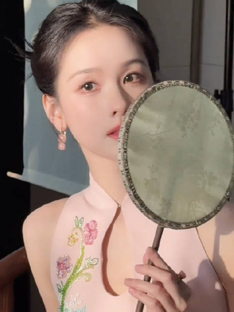 陈都灵穿粉色定制旗袍亮相，月光妆惊艳全场