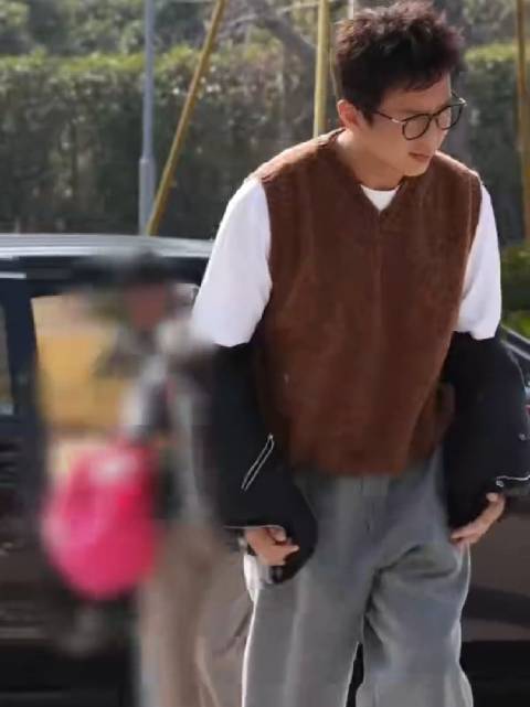 邓超生日现身新节目录制，活力比心专业宠粉