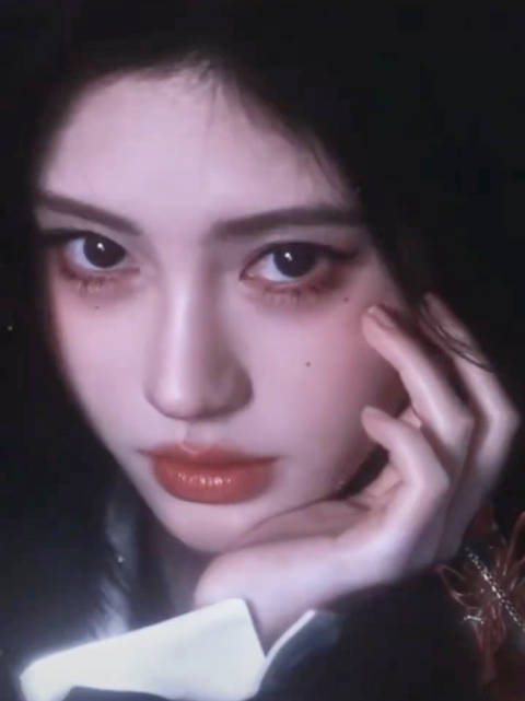 鞠婧祎清冷神秘氛围感拉满