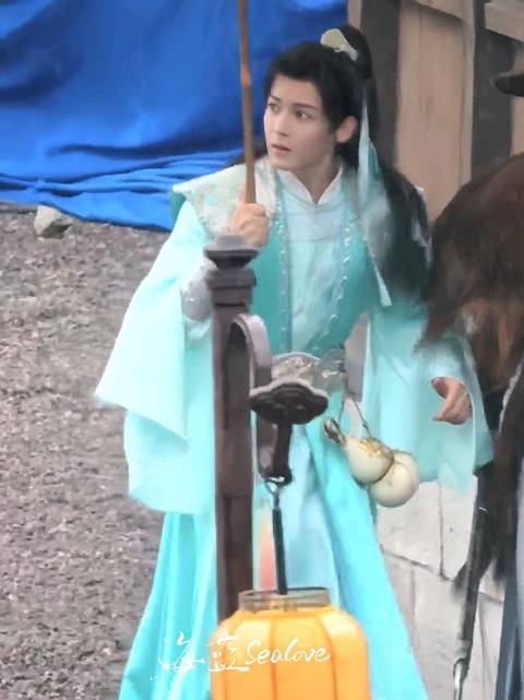 侯明昊新剧《少年白马醉春风》雨中执伞片段曝光