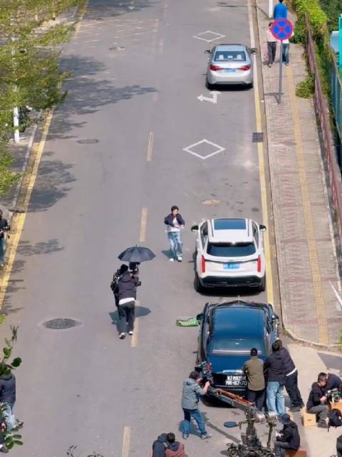 肖战《小城良方》喜剧片段曝光，刘铮亮追车撞豪车险被打