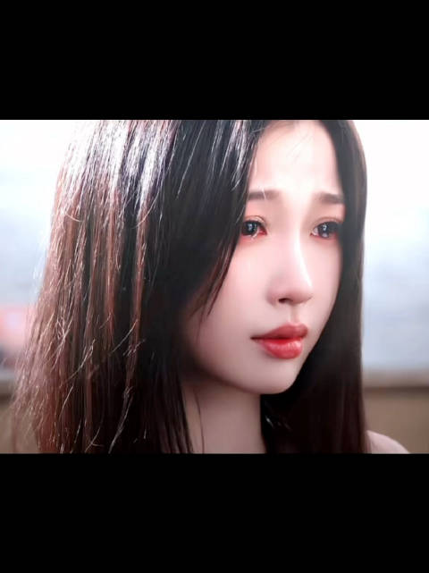 世人忙于掷来泥泞，而她在自己的世界里，为角色凝练珍珠