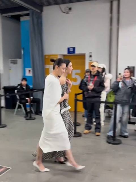 陈都灵回应宋佳搂腰进内场，称很惊喜