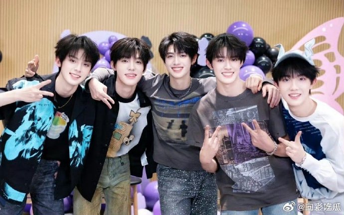 时代少年团与TOP登陆少年团在后台偶遇时为何会被赞祖传礼仪？