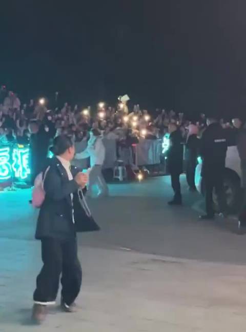 李一桐今天手还捂着腰，不知道腰伤咋样了 照顾好自己啊李一桐手扶着腰