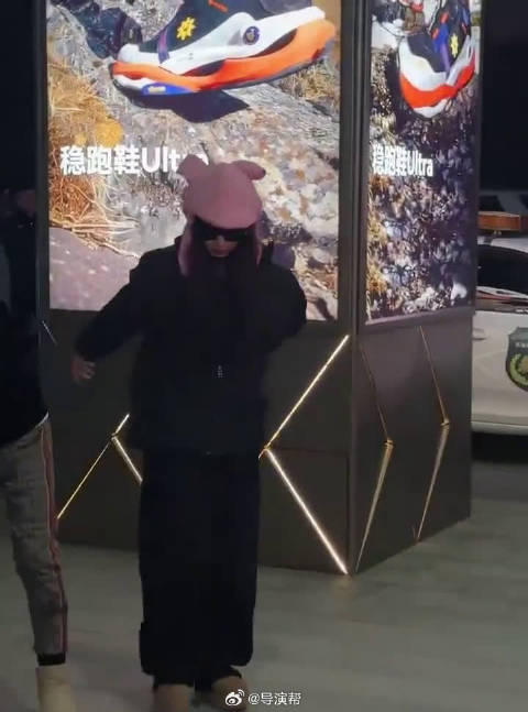 心疼桐姐！腰伤难受还要赶路，一定要好好照顾自己，别硬撑啊李一桐手扶着腰