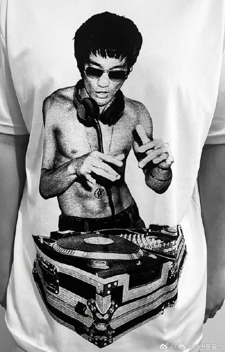 公众如何看待向佐在综艺中以武术动作作为打招呼方式这件事？