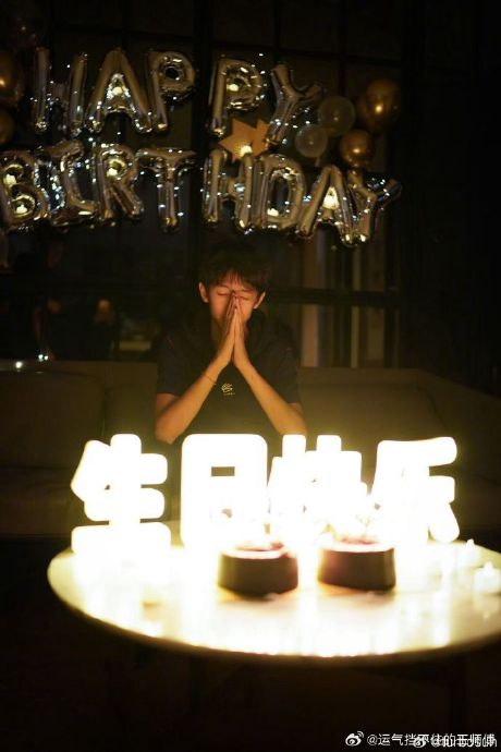 邓超和孙俪在纪念日是如何互动并回应未送礼物的？