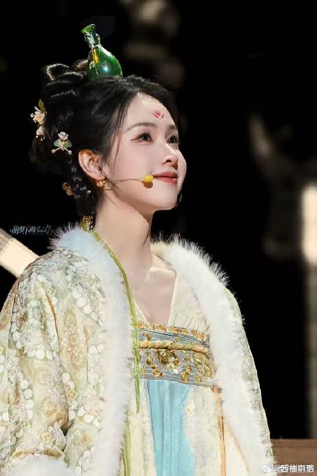 观众对陈都灵“泪眼婆娑”表演的反响和二次创作有哪些？