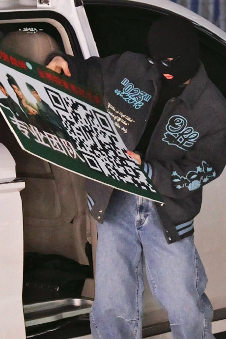 “什么是？”“萌脸烧！”@侯明昊 侯明昊碧血蝉侯明昊杨无间‍今日星拍放送