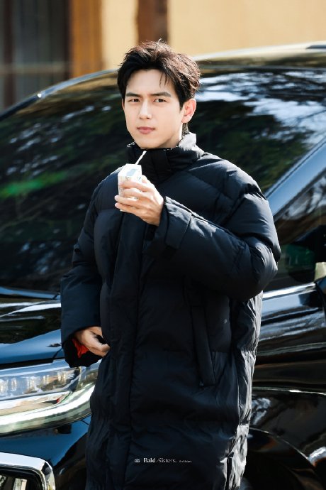 春晚四彩中，李现手拿牛奶的路透引发了怎样的讨论？