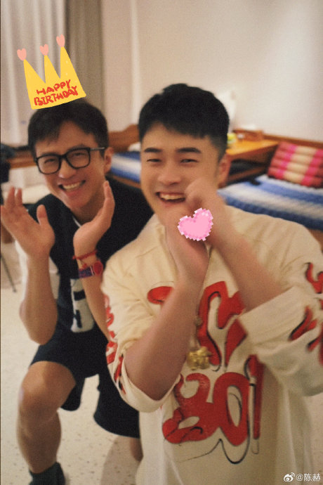 老舅一反常态庆生邓超！“特别祝福”内容成谜，网友热议互怼友情变化