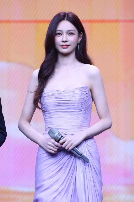 芒果台新主持赵一橙红毯表现引关注