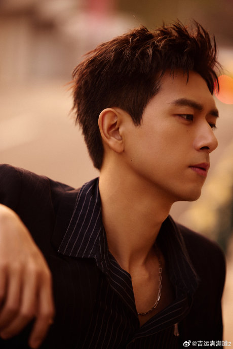 网友对丁禹兮和李现手持不同饮品的趣味解读和表情包有哪些？