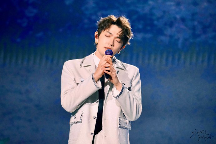 颜人中凭“一块腹肌”男团出道？粉丝高喊男模，他为何说没有