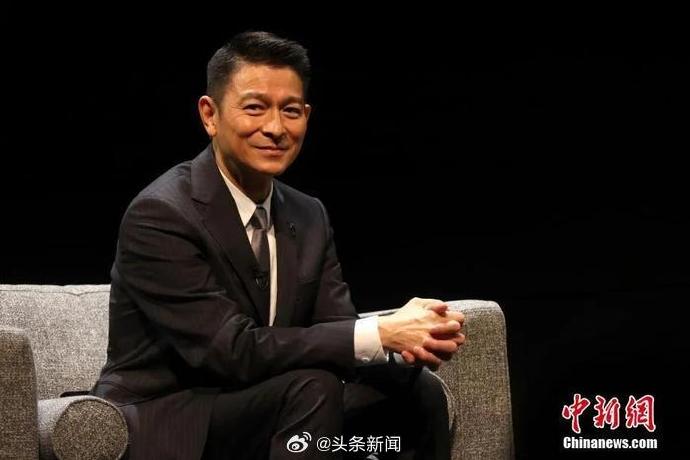 刘德华本人是如何回应每年去超市‘上班’这个网友调侃的？