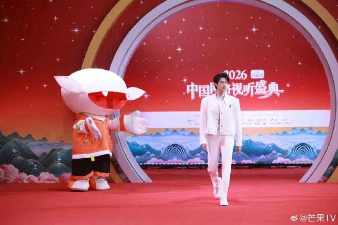 魏大勋国风舞台惊艳出圈！化身“时光行者”引爆非遗美学