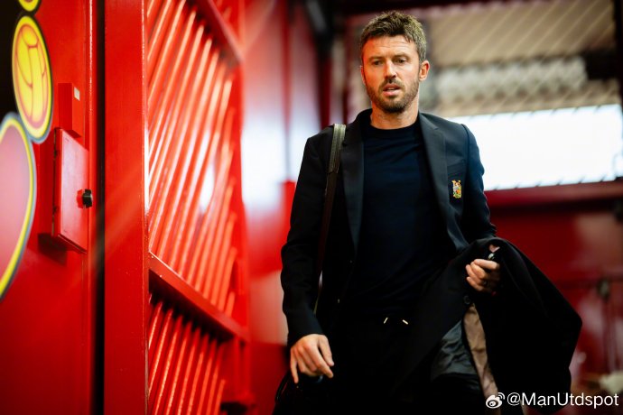 除了位置调整，卡里克还安排了哪些球员来支持B费？