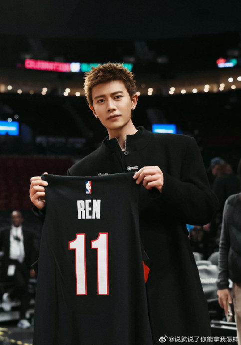 开拓者队为什么会特意赠送给任嘉伦一件印有他名字的球衣？