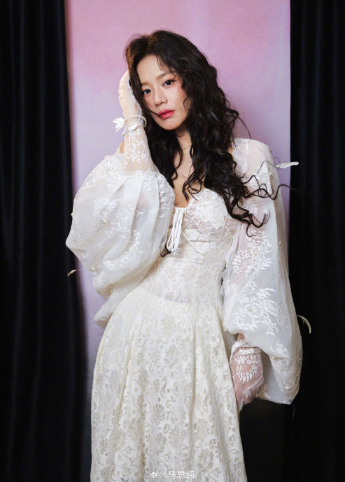 马思纯人生初舞台！白衣亮相黄明昊演唱会，慵懒嗓音唱《深蓝》惊艳全网