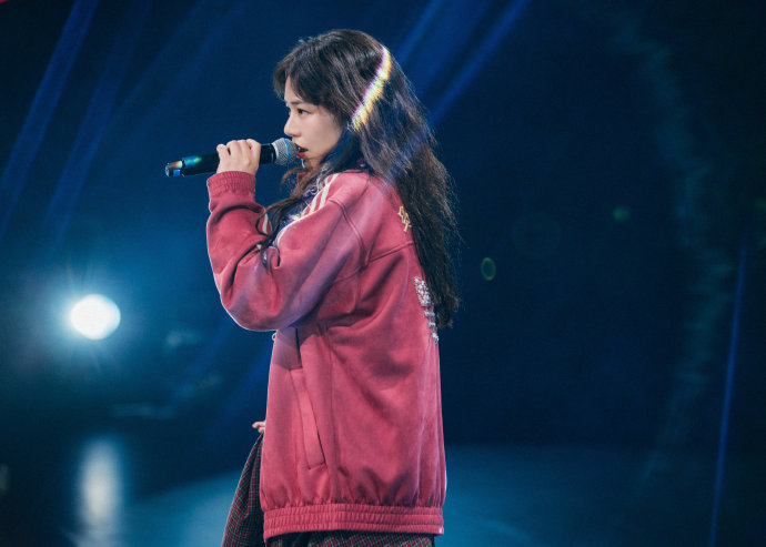 马思纯助阵黄明昊演唱会，合唱《深蓝》合跳《没有明天》