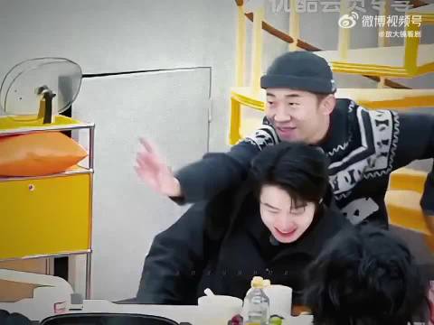 魏大勋杨迪合作植树互动亲密引关注