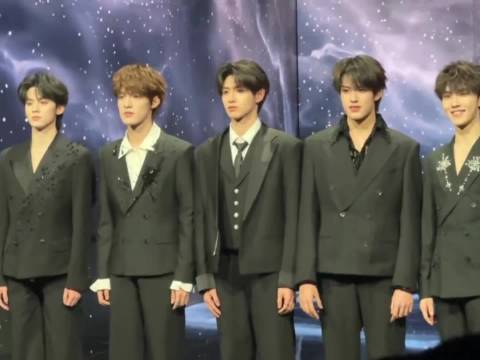 朱志鑫微博之夜红毯崴脚露出红底鞋