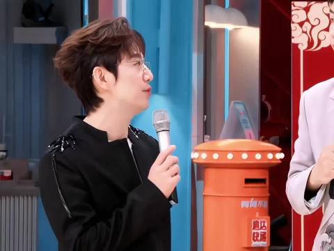 白鹿在《你好星期六》对何炅唱栀子花开