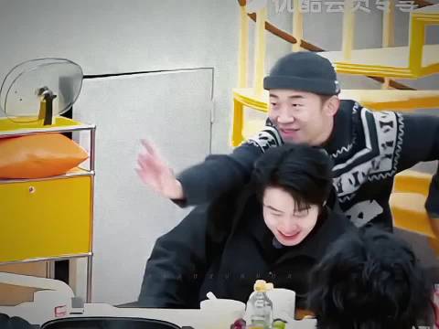 魏大勋杨迪互动引热议，宿命感十足