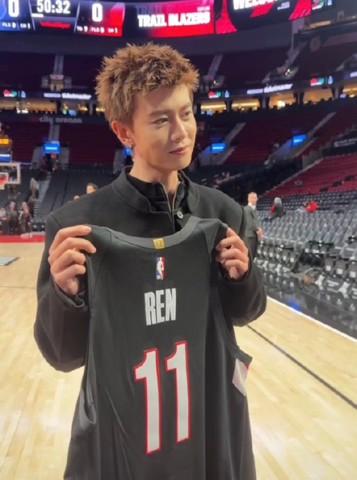 任嘉伦获赠的开拓者11号定制球衣有什么特殊含义？