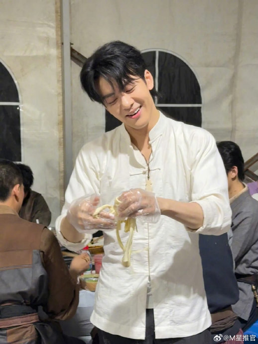 娱乐圈内对曾舜晞这种‘大方’应援模式是如何评价的？