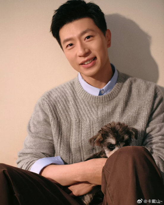 又被马龙帅到了， 小狗在马龙怀里舔他的手指~ 龙队太适合这种风格的穿搭了
