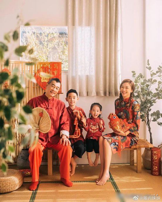 陈小春的家庭成员在春晚舞台上具体有哪些互动？