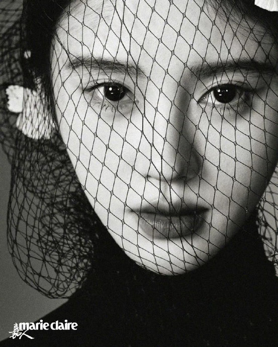 鞠婧祎近期为何频繁在商业和写真中使用蝴蝶元素？