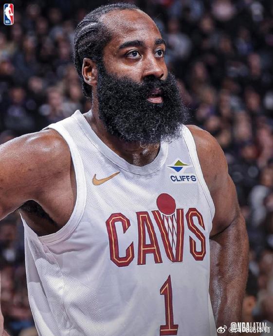 哈登是NBA历史首位达成哪两项数据里程碑的球员？