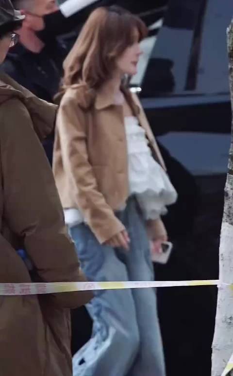 赵露思新综艺上班路透来啦～ 好久不见的露思好乖