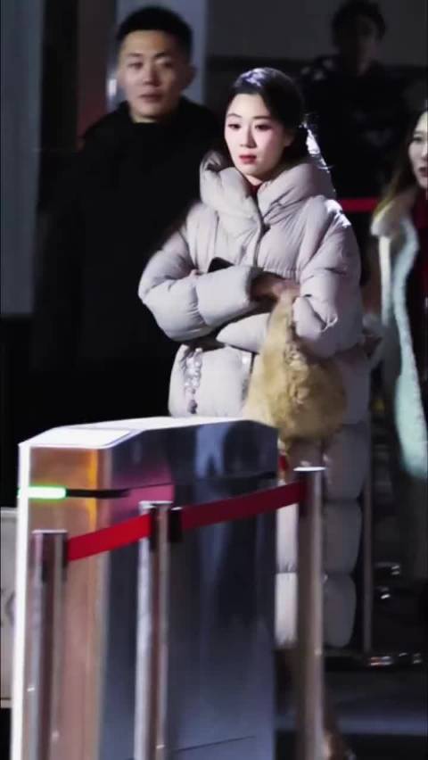 王玉雯春晚彩排穿粉色缎面长裙贵气十足