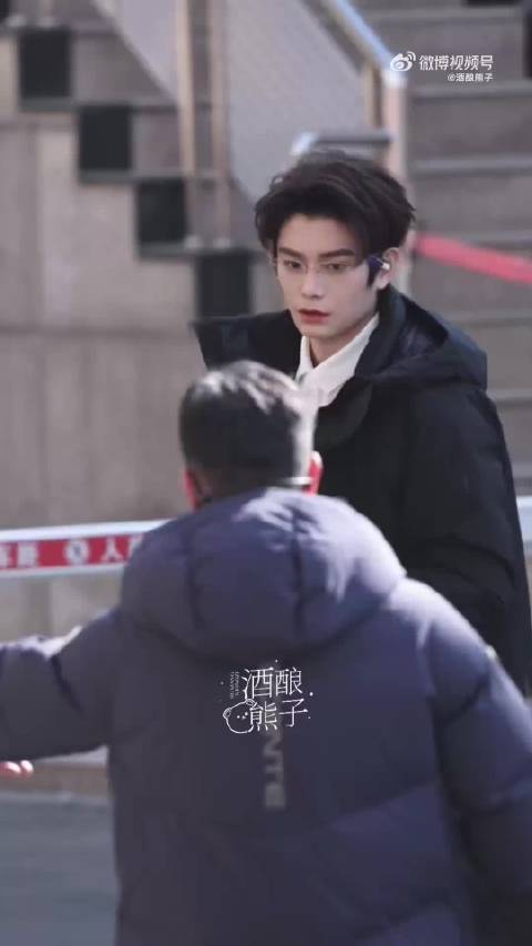 丁禹兮春晚第四次彩排路透曝光，西装眼镜造型获赞