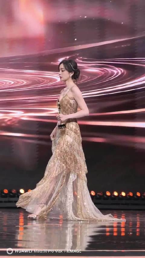 娜扎无美颜直拍亮相微博之夜