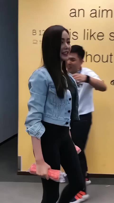 张天爱大方展示身材