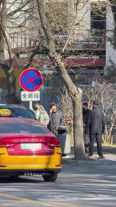 王安宇春晚联排穿厚衣蹦跳入场