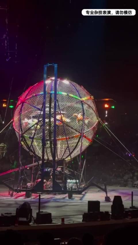 长隆大马戏失误，摩托车原本三台好好的，加了一台就倒下了，看着好危险