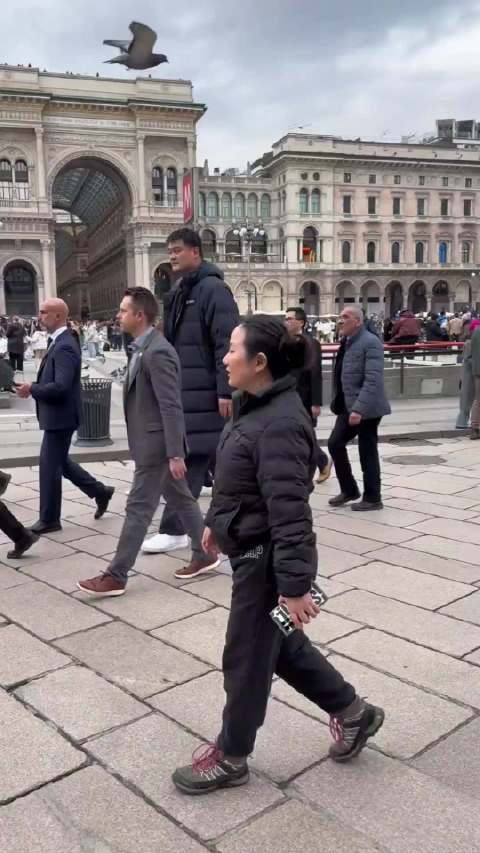 姚明现身米兰街头引意大利民众热情呼喊