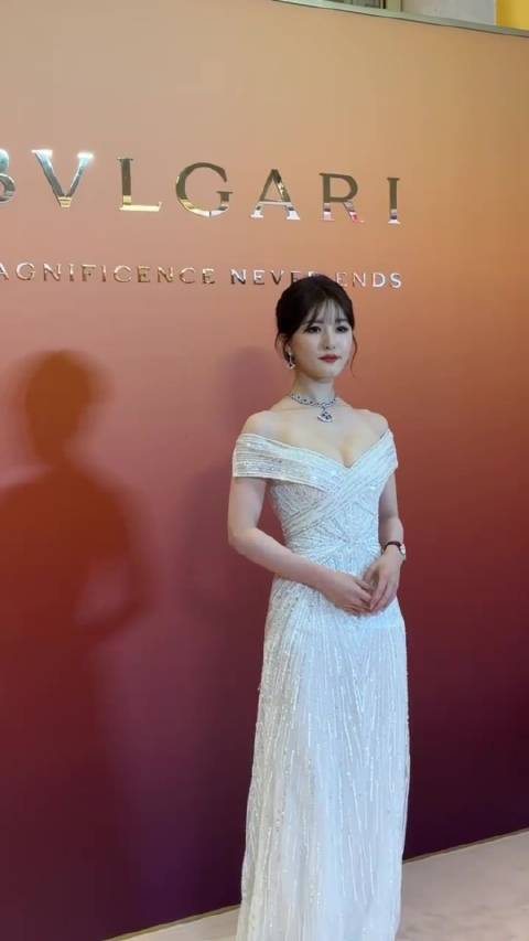 赵露思宝格丽活动现场直拍，这两次的造型都让人惊艳