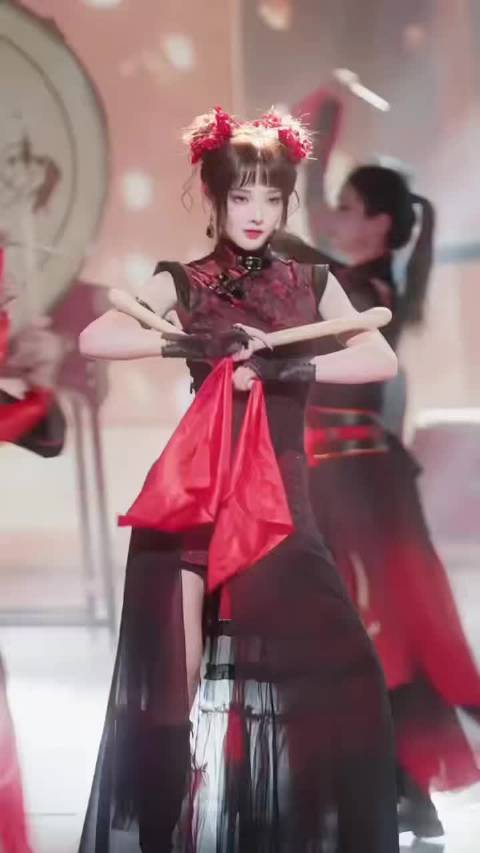 彭小苒头包脸比例优越，蓬松发型衬出精致古典美