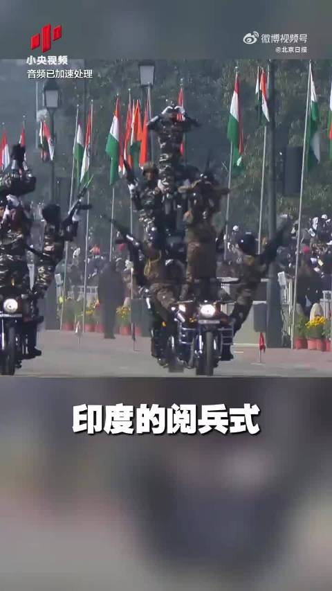 印度阅兵式现倒骑摩托看报表演，动物军团引关注