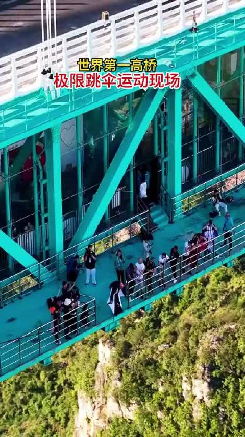 世界第一高桥翼装飞行首跳震撼上演