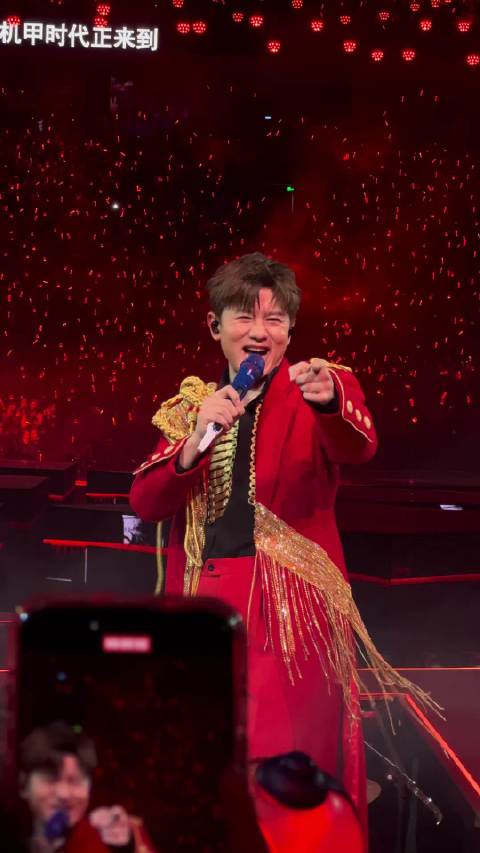 张杰新春演唱会大末，躺在杰哥怀里听他唱《逆战》，好嗨